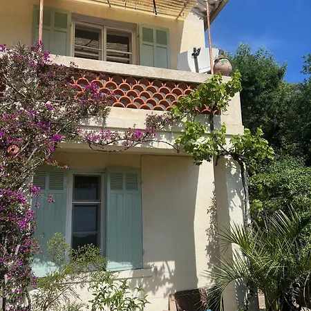 Authentique Le Cactus Entierement Renovee Climatisee Proche Des Plages Du Centre Du Lavandou Et Du Supermarche