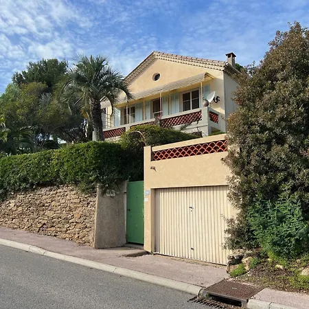 Authentique Le Cactus Entierement Renovee Climatisee Proche Des Plages Du Centre Du Lavandou Et Du Supermarche *